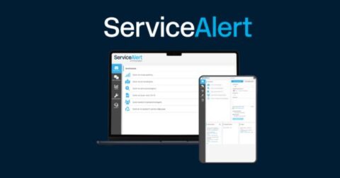 En laptop og en smartphone viser ServiceAlert-dashboardet på en mørkeblå baggrund med logoet ovenover.