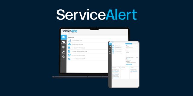 Laptop och surfplatta visar ServiceAlert-gränssnitt med dashboard, aviseringar och menyikoner mot mörkblå bakgrund med logotyp.