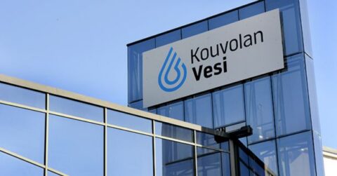 Kouvolan Veden toimistorakennus, jonka katolla näkyy yhtiön logo ja nimi kirkasta sinistä taivasta vasten.